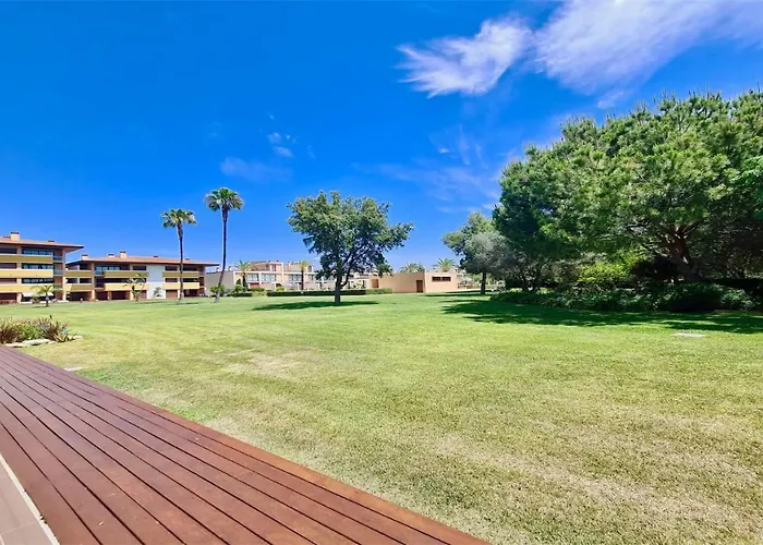 Mitri, Monte Laguna-cleverdetails, 5 Bedroom Villa, Sleeps 8 Adults 2 Children 펜션 빌라모라