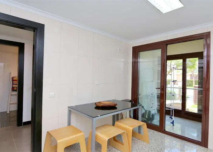 Mitri, Monte Laguna-cleverdetails, 5 Bedroom Villa, Sleeps 8 Adults 2 Children 빌라모라