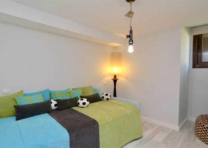 Mitri, Monte Laguna-cleverdetails, 5 Bedroom Villa, Sleeps 8 Adults 2 Children * 빌라모라
