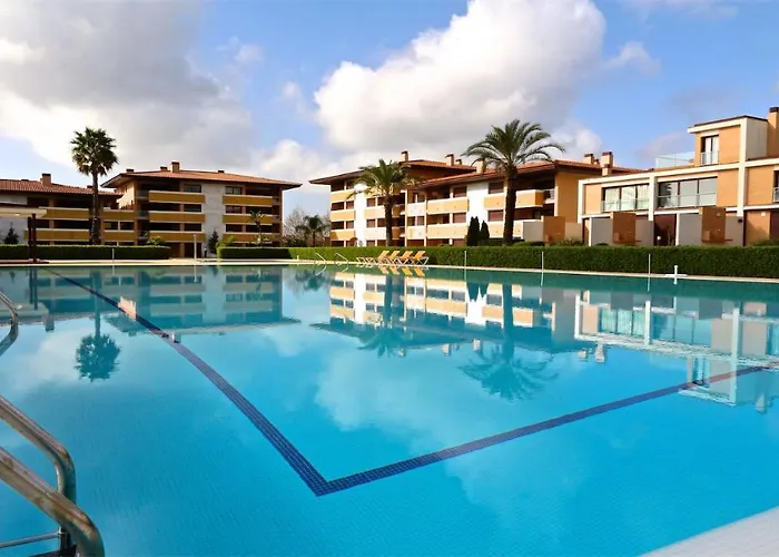 Mitri, Monte Laguna-cleverdetails, 5 Bedroom Villa, Sleeps 8 Adults 2 Children 펜션 *