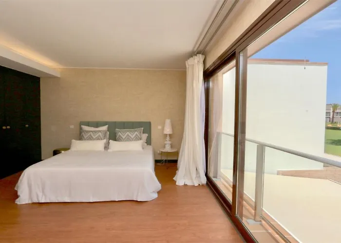 Mitri, Monte Laguna-cleverdetails, 5 Bedroom Villa, Sleeps 8 Adults 2 Children * 빌라모라