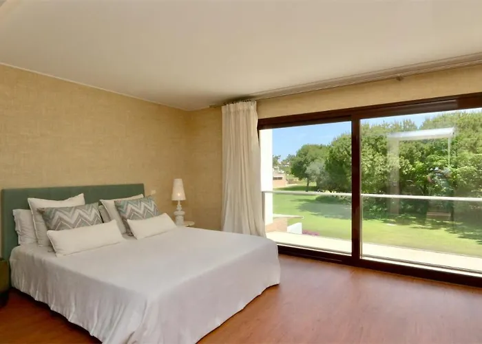 Mitri, Monte Laguna-cleverdetails, 5 Bedroom Villa, Sleeps 8 Adults 2 Children 펜션
