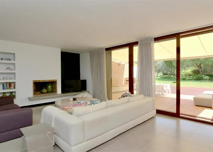 Mitri, Monte Laguna-cleverdetails, 5 Bedroom Villa, Sleeps 8 Adults 2 Children 펜션 빌라모라