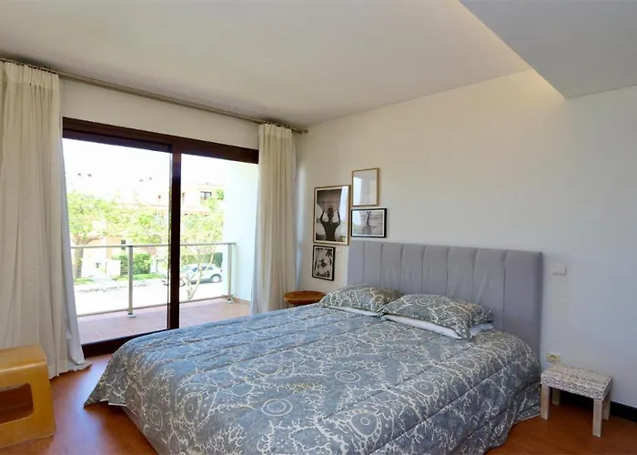 Mitri, Monte Laguna-cleverdetails, 5 Bedroom Villa, Sleeps 8 Adults 2 Children 펜션 빌라모라