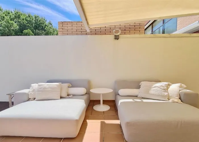 Mitri, Monte Laguna-cleverdetails, 5 Bedroom Villa, Sleeps 8 Adults 2 Children 펜션 빌라모라