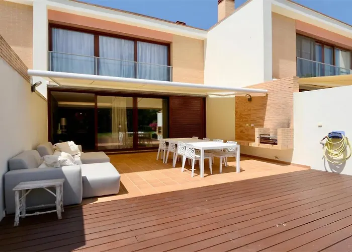 Mitri, Monte Laguna-cleverdetails, 5 Bedroom Villa, Sleeps 8 Adults 2 Children 빌라모라