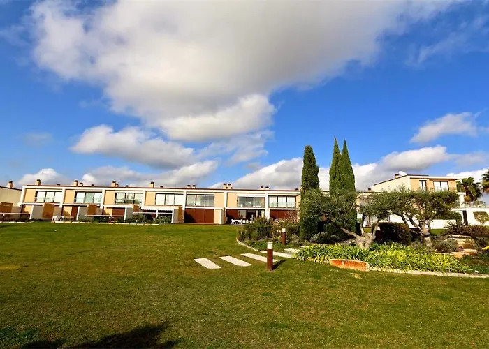 Mitri, Monte Laguna-cleverdetails, 5 Bedroom Villa, Sleeps 8 Adults 2 Children 펜션 *