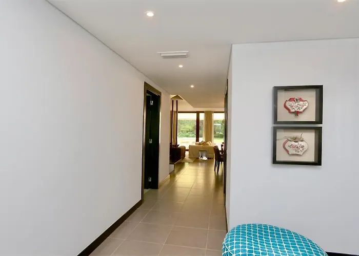 Mitri, Monte Laguna-cleverdetails, 5 Bedroom Villa, Sleeps 8 Adults 2 Children 펜션 *