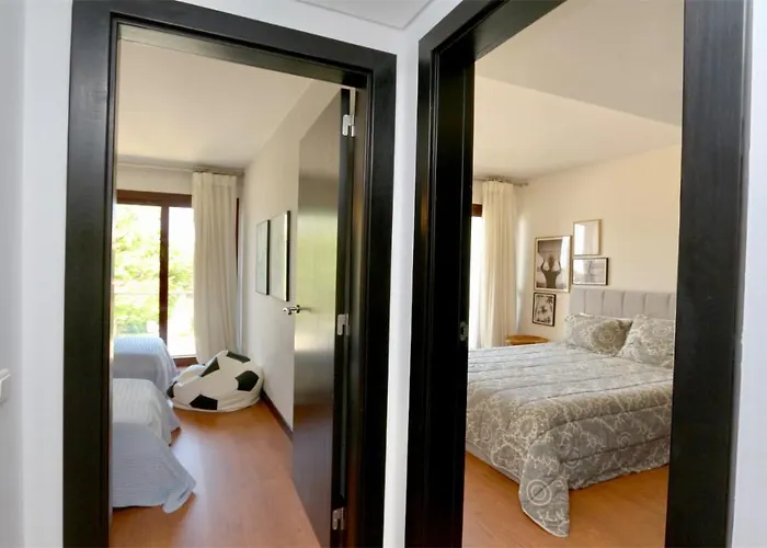 Mitri, Monte Laguna-cleverdetails, 5 Bedroom Villa, Sleeps 8 Adults 2 Children 펜션 빌라모라
