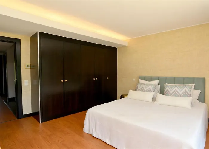 Mitri, Monte Laguna-cleverdetails, 5 Bedroom Villa, Sleeps 8 Adults 2 Children * 빌라모라