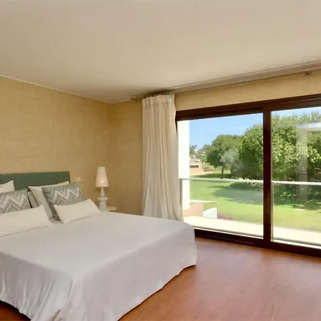Mitri, Monte Laguna-cleverdetails, 5 Bedroom Villa, Sleeps 8 Adults 2 Children Casa de Férias