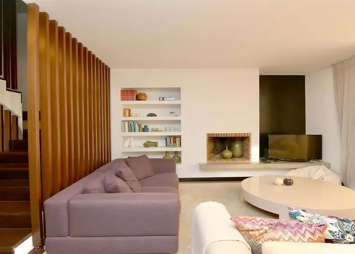Mitri, Monte Laguna-cleverdetails, 5 Bedroom Villa, Sleeps 8 Adults 2 Children بيت للعطل *